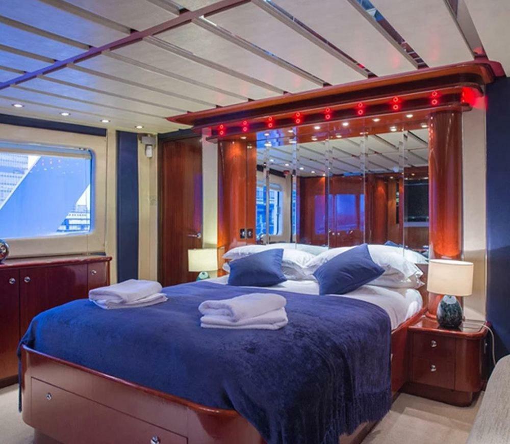 Hotel Absolute Pleasure Yacht Londra Esterno foto