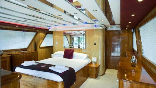 Hotel Absolute Pleasure Yacht Londra Esterno foto