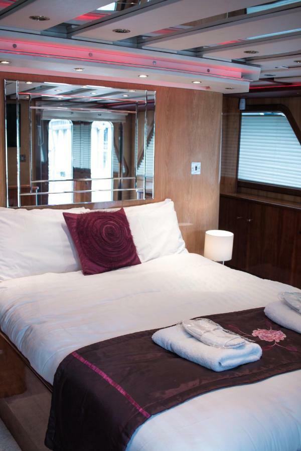 Hotel Absolute Pleasure Yacht Londra Esterno foto