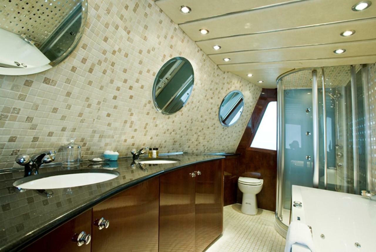 Hotel Absolute Pleasure Yacht Londra Esterno foto